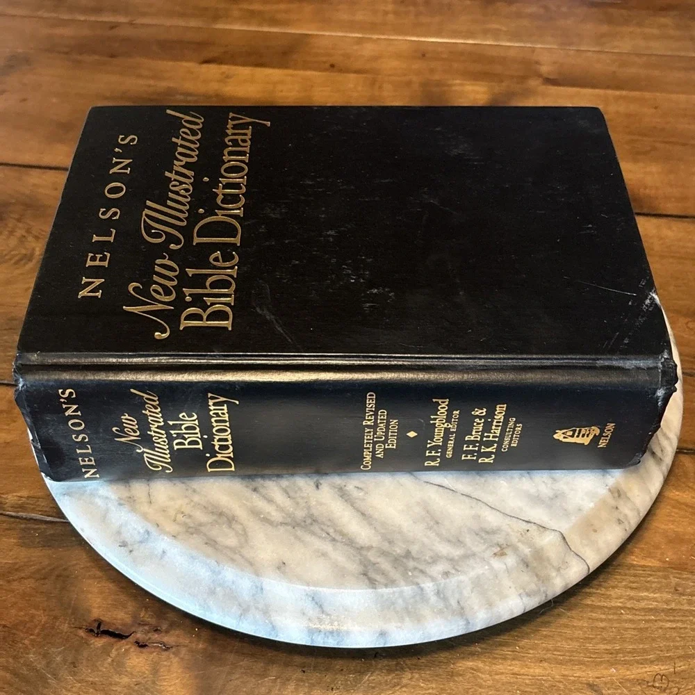 VTG 1995 Nelson's New Illustrated Leather Bible Dictionary Revised Updated